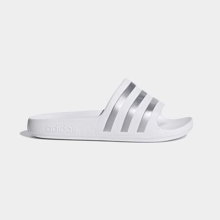 ADIDAS SPORTSWEAR Claquette Adilette Aqua Enfants Cloud White / Silver Met. / Cloud White CADET