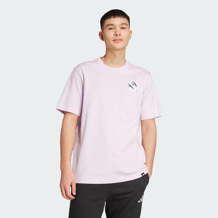 ADIDAS SPORTSWEAR Lounge Slides Graphic Pocket Tee Ice Lavender MEN