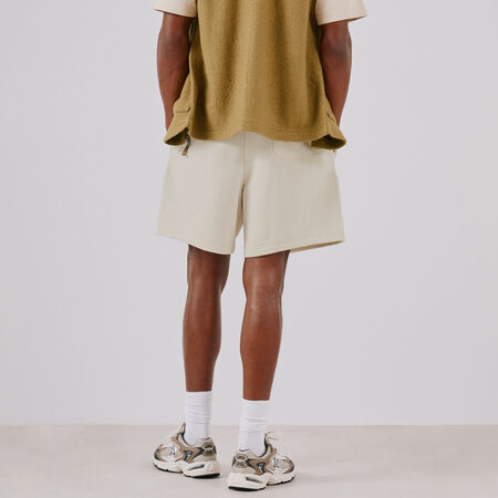 NEW BALANCE SHORT ESSENTIALS SMALL LOGO BEIGE HOMME